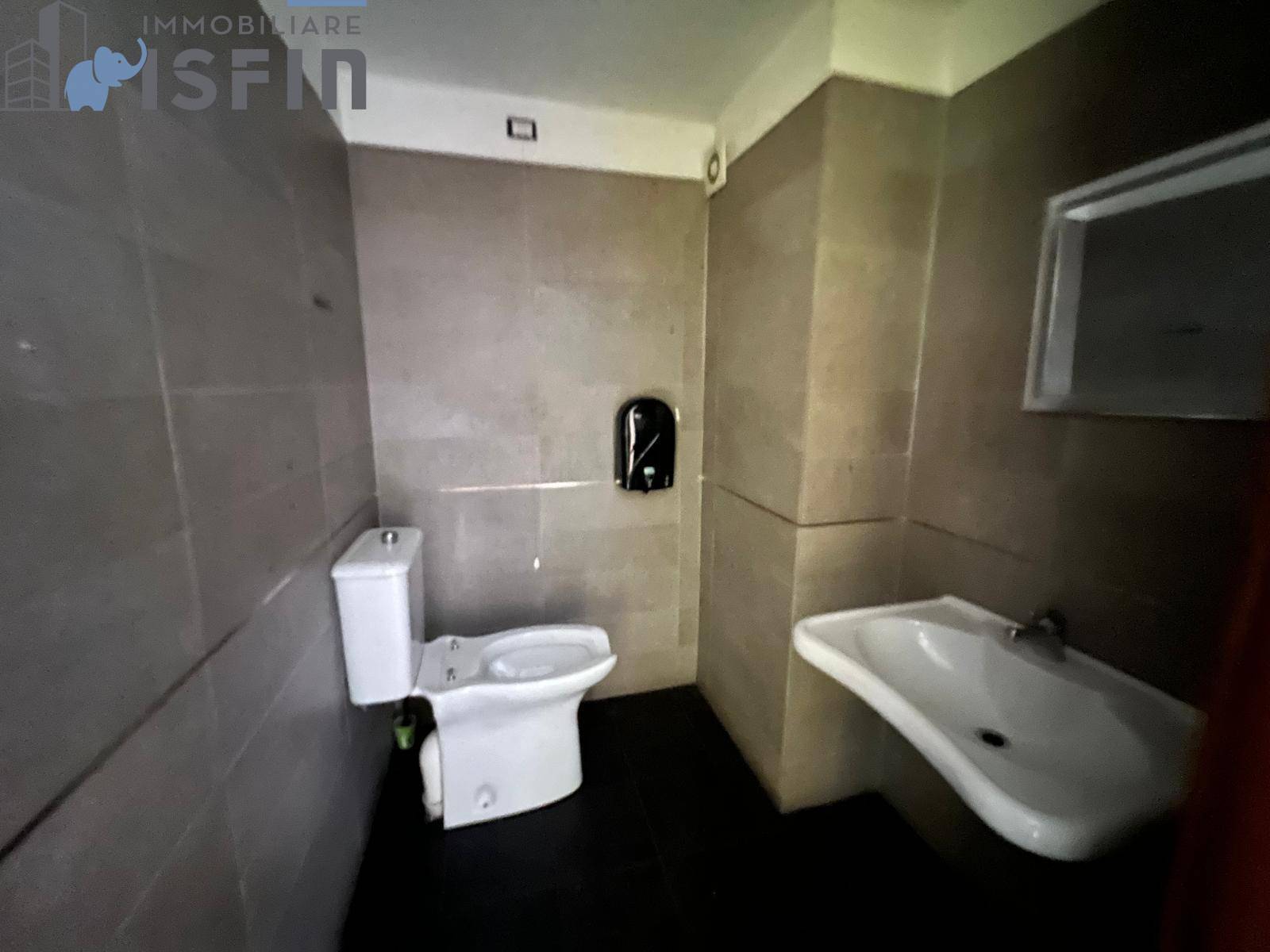 Locale commerciale in vendita a Cosenza, Centro