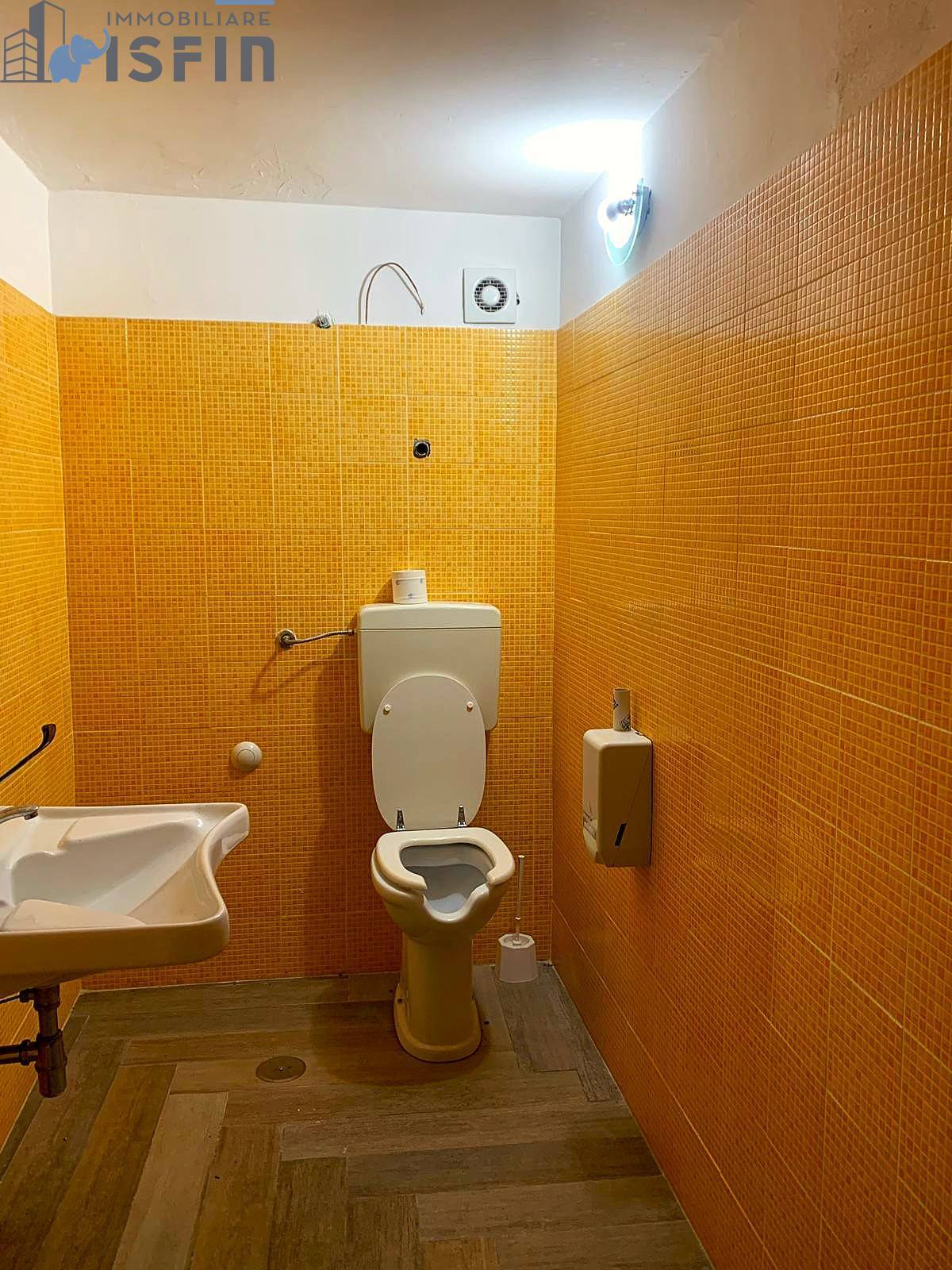 Locale commerciale in vendita a Rovito