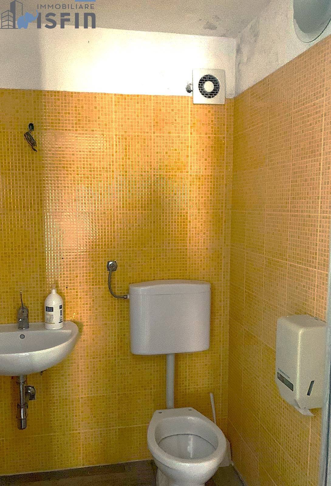 Locale commerciale in vendita a Rovito