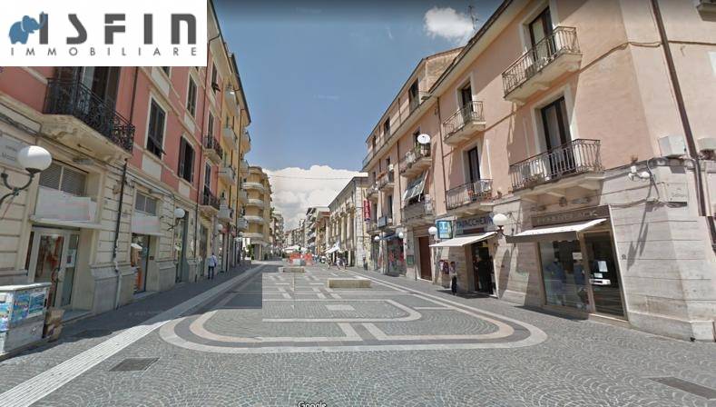 Locale commerciale in vendita a Cosenza, Centro