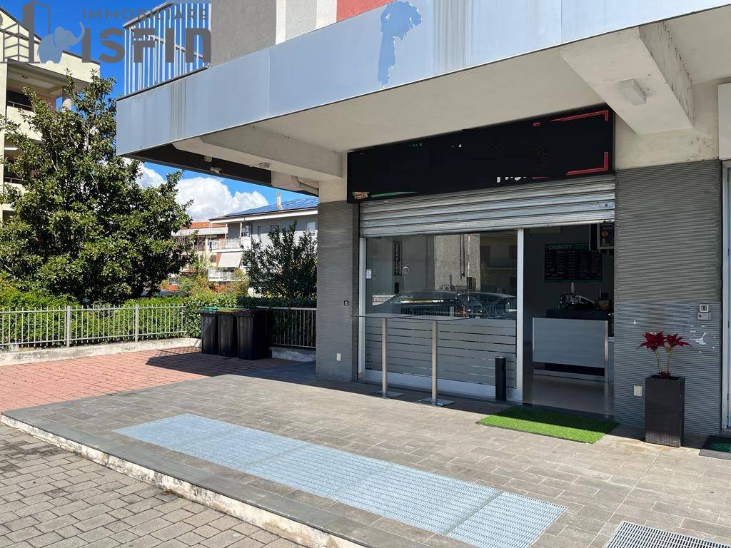 Locale commerciale in vendita a Rende