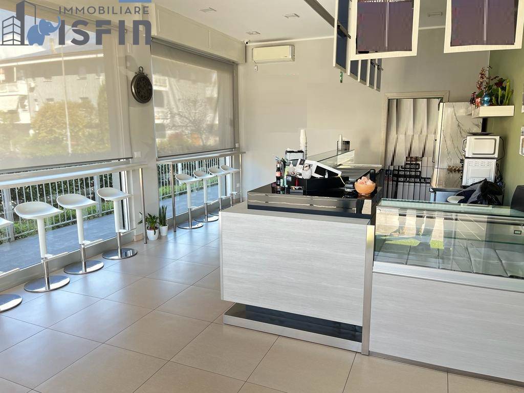 Locale commerciale in vendita a Rende