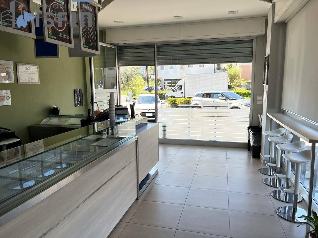 Locale commerciale in vendita a Rende