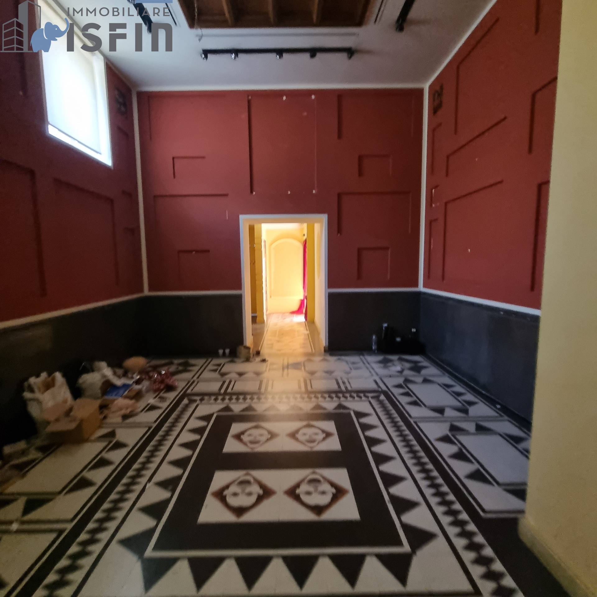 Locale commerciale in vendita a Cosenza, Centro