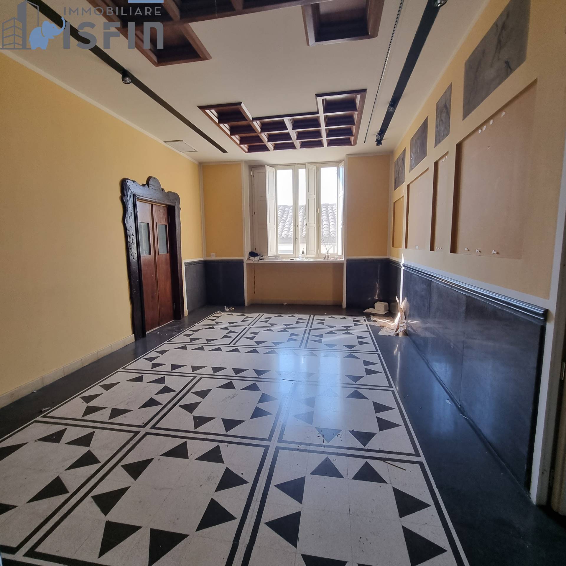 Locale commerciale in vendita a Cosenza, Centro