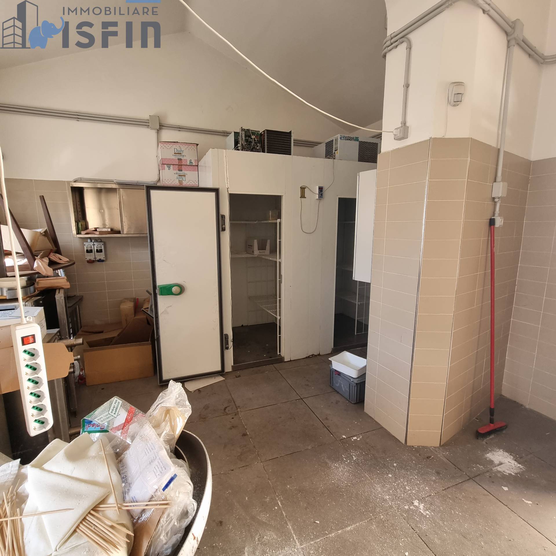 Locale commerciale in vendita a Cosenza, Centro