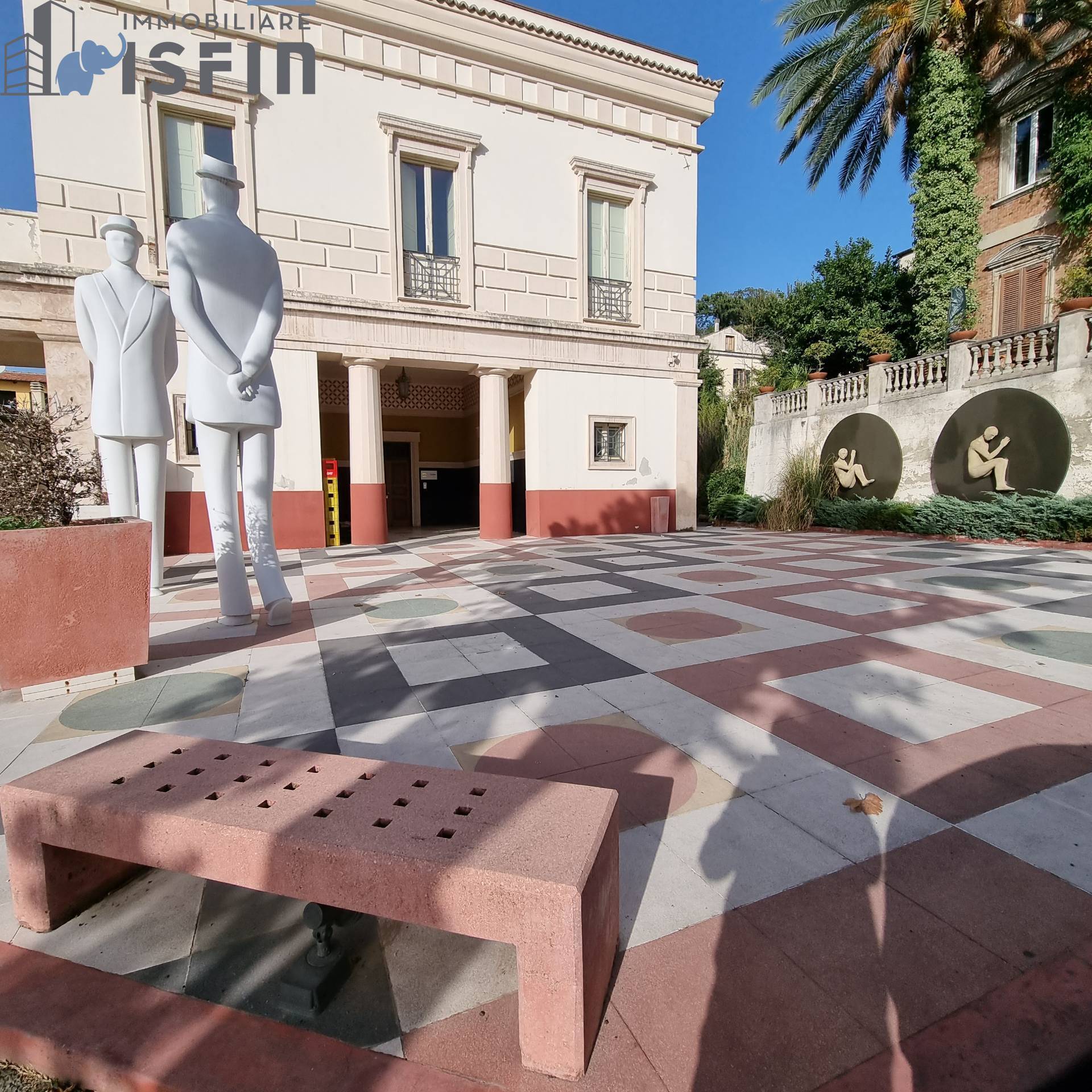 Locale commerciale in vendita a Cosenza, Centro