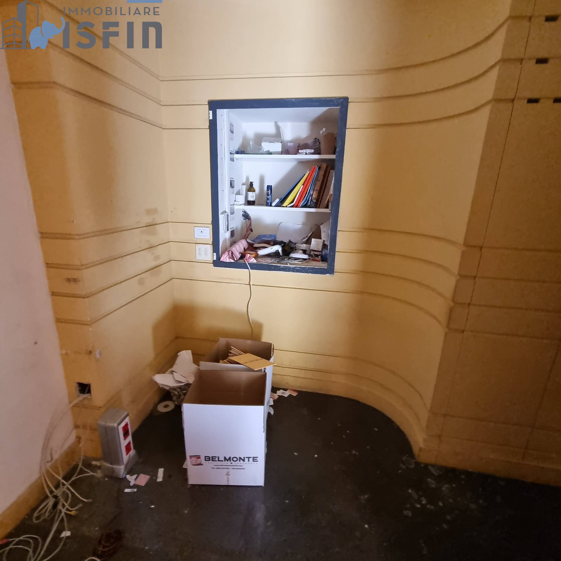 Locale commerciale in vendita a Cosenza, Centro