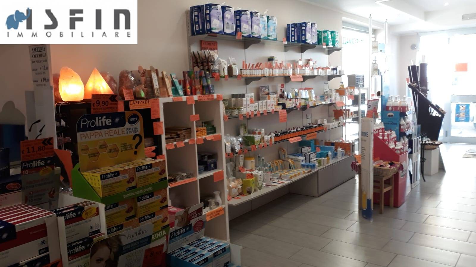 Locale commerciale in vendita a Cosenza, Centro