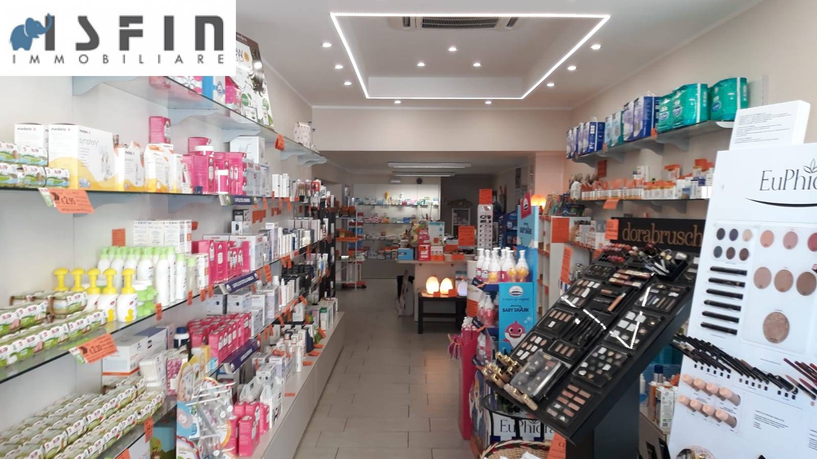 Locale commerciale in vendita a Cosenza, Centro