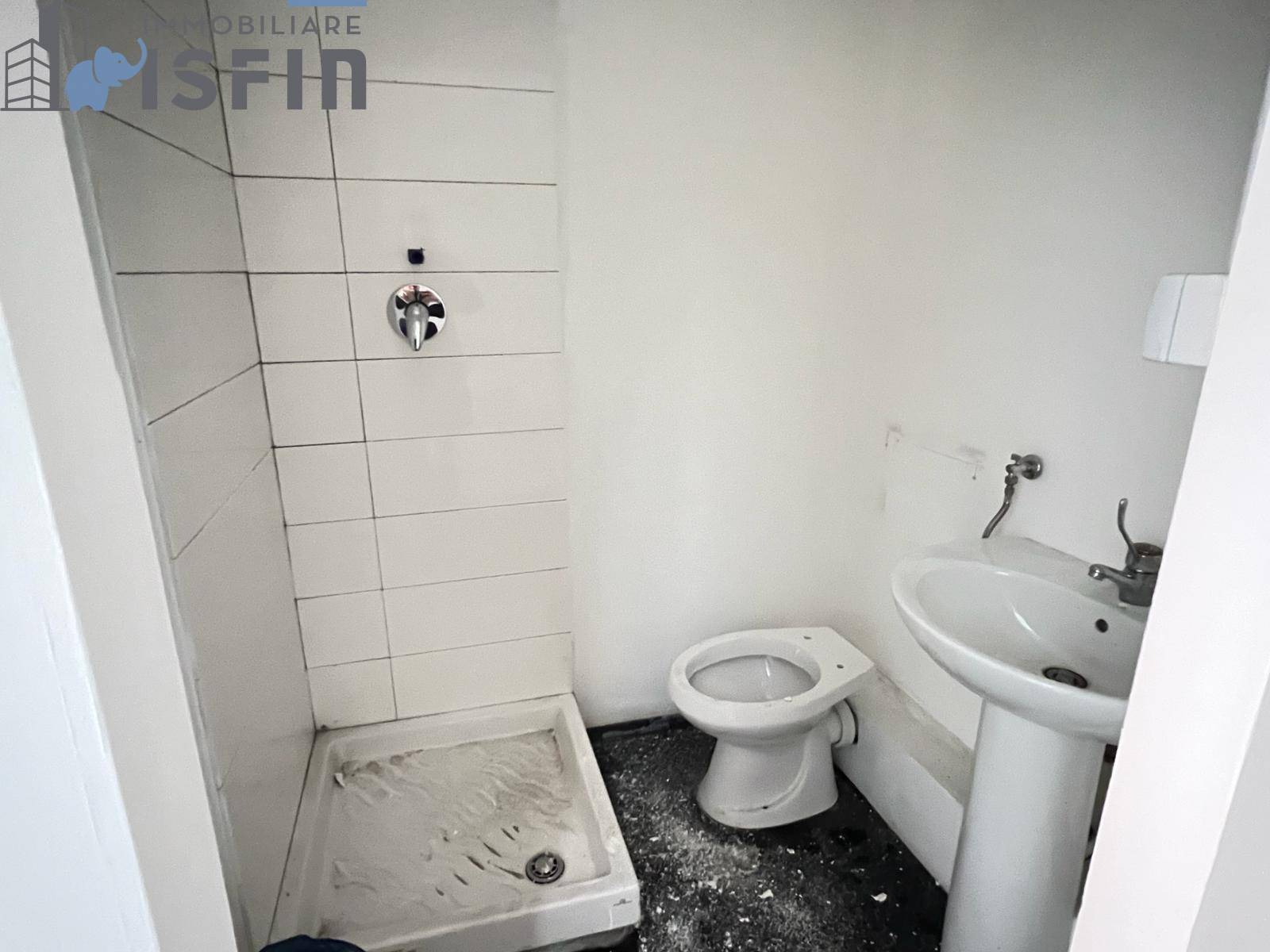 Locale commerciale in vendita a Cosenza, Centro