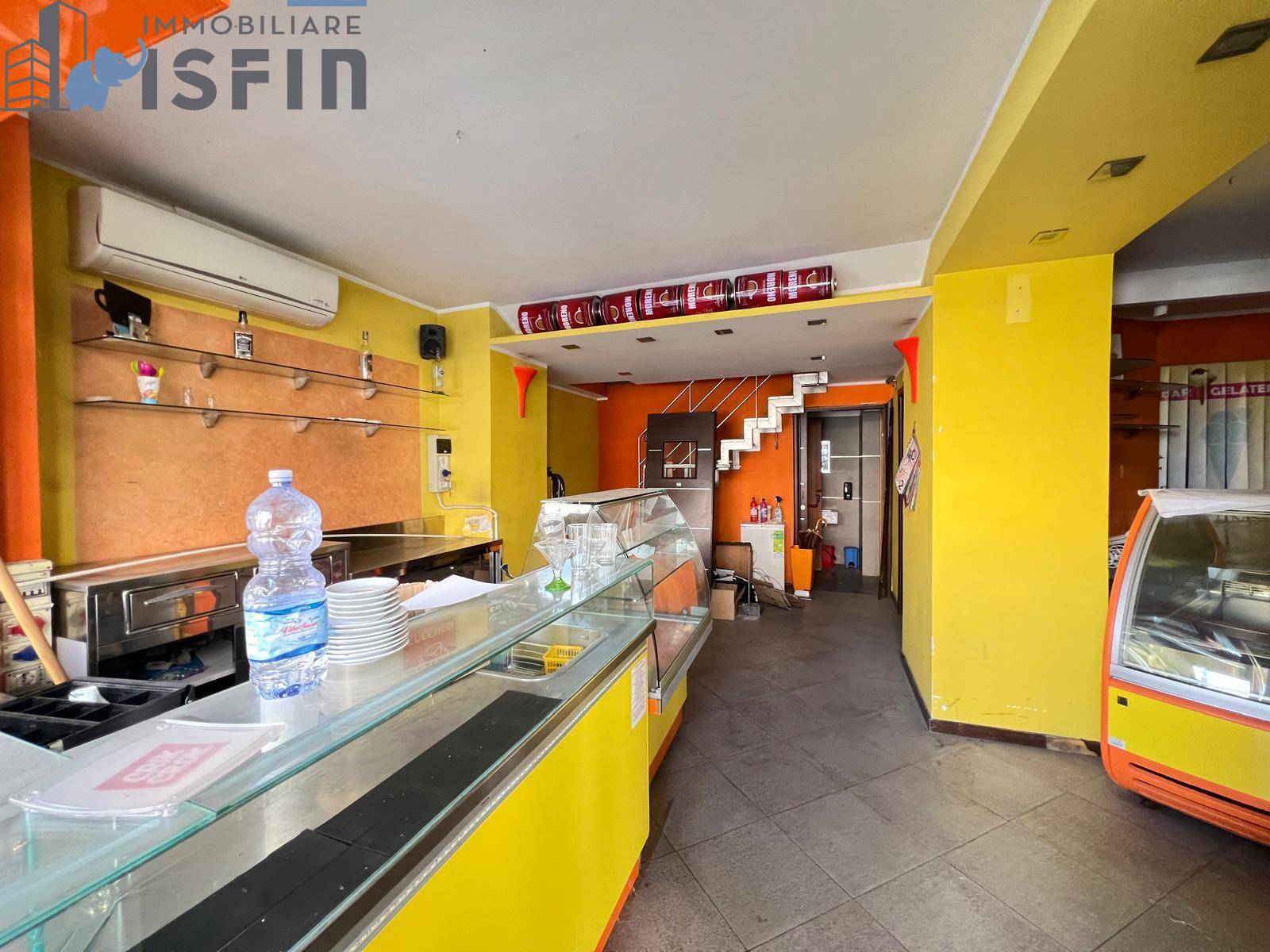 Locale commerciale in vendita a Cosenza, Centro