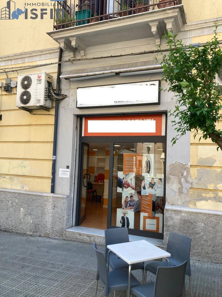 Locale commerciale in affitto a Cosenza, Centro