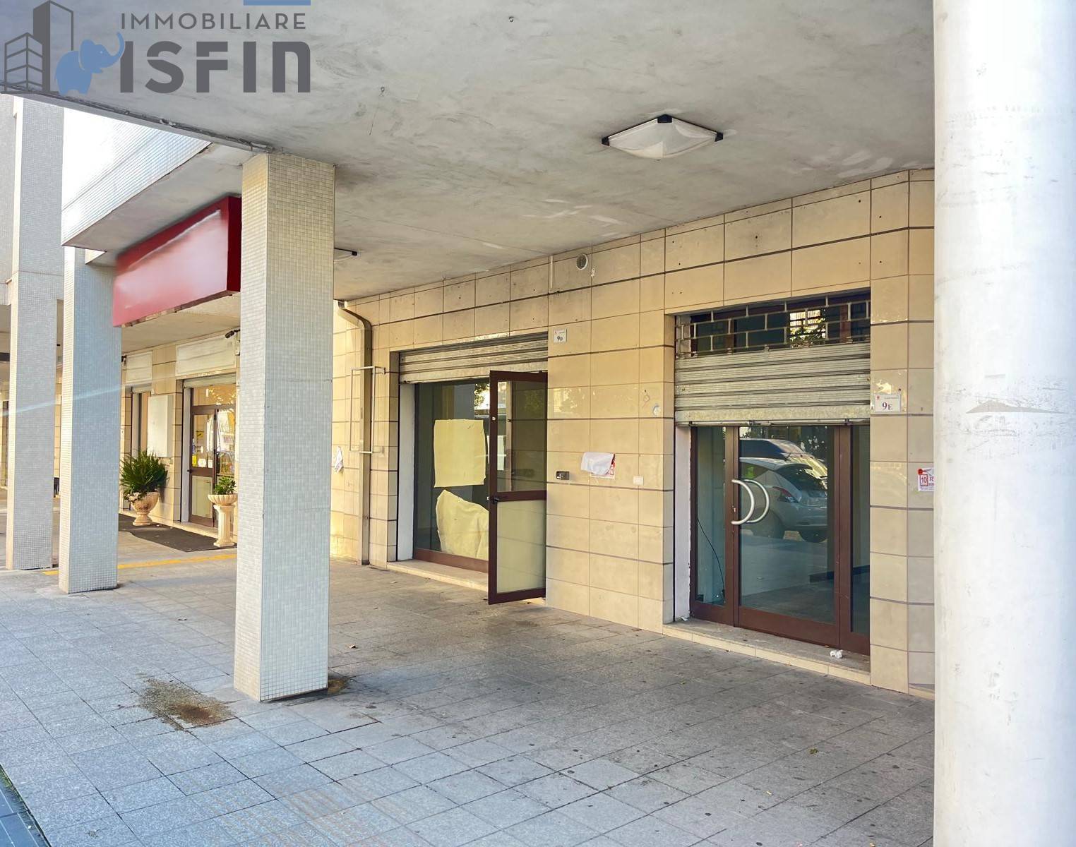 Locale commerciale in affitto a Rende, Commenda