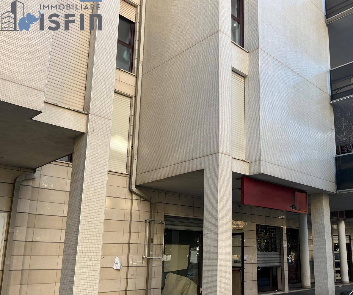 Locale commerciale in affitto a Rende, Commenda