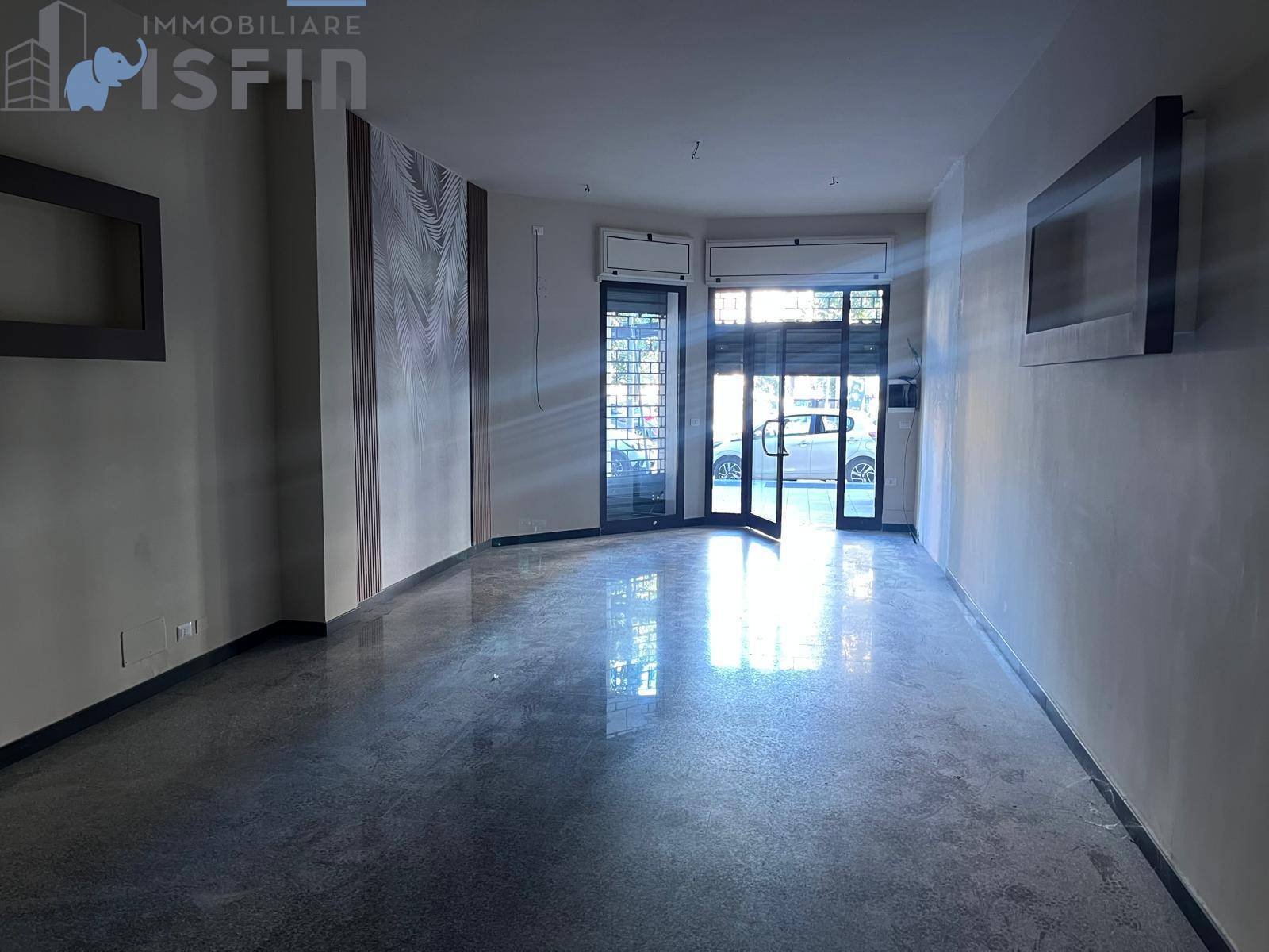 Locale commerciale in affitto a Rende, Commenda