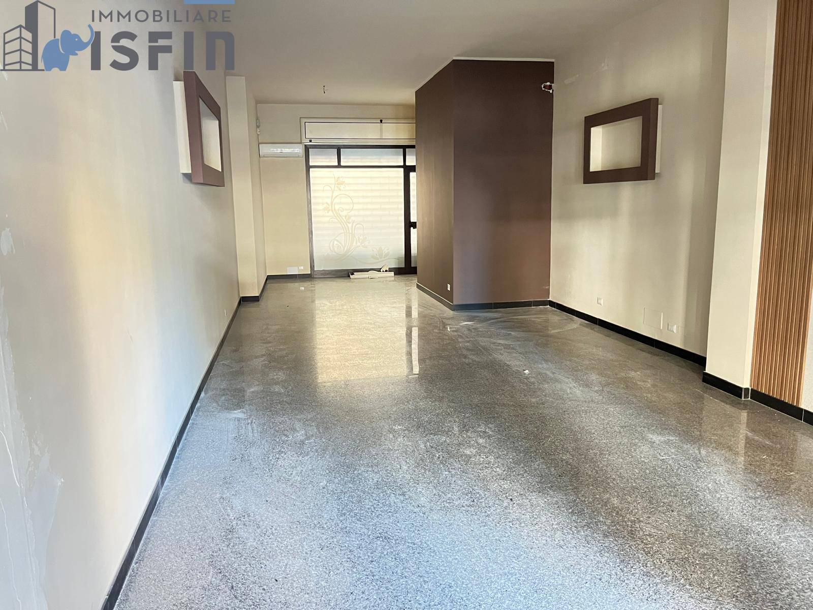 Locale commerciale in affitto a Rende, Commenda