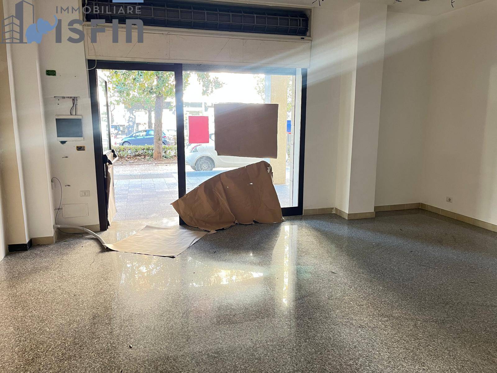 Locale commerciale in affitto a Rende, Commenda