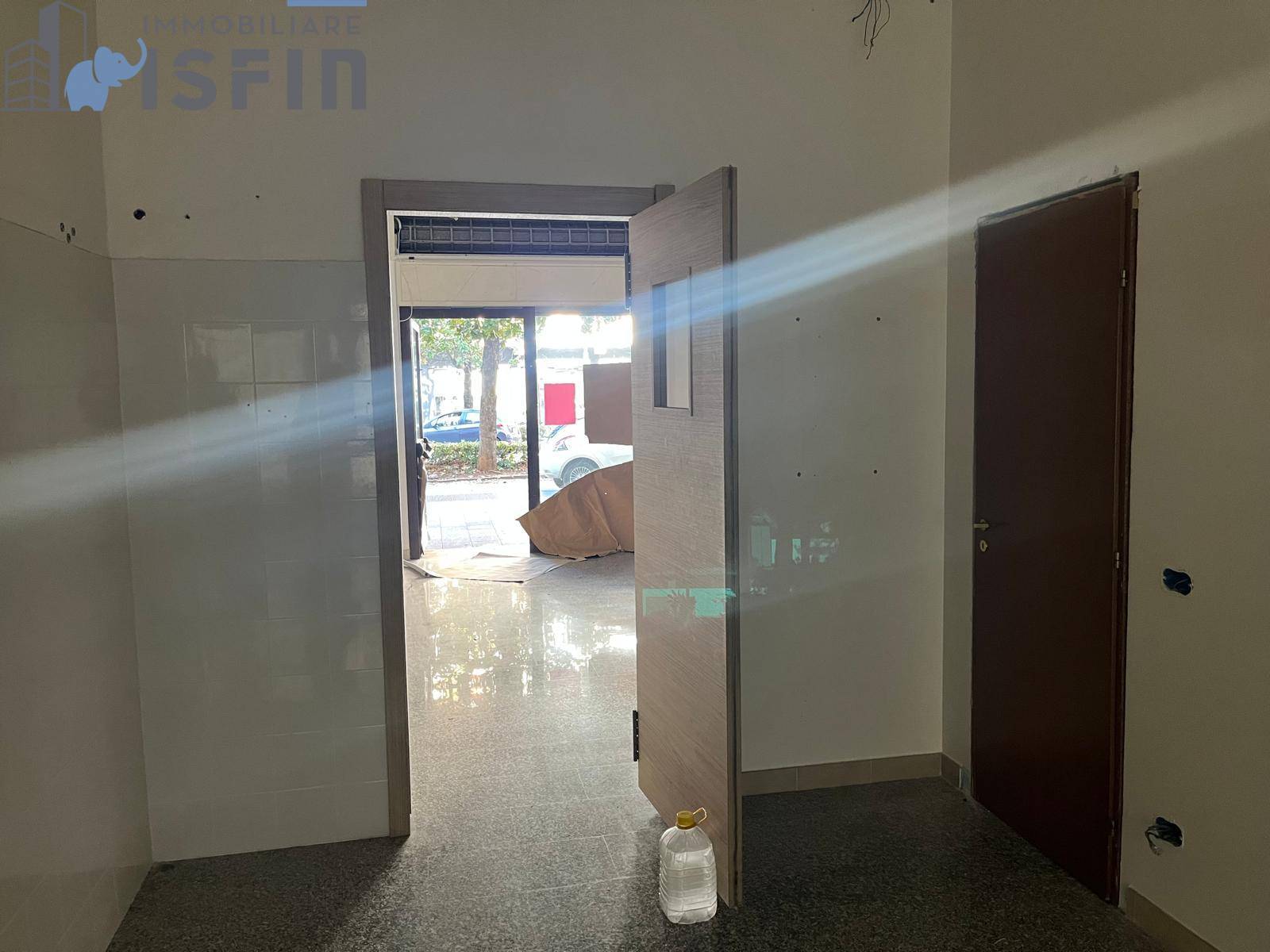 Locale commerciale in affitto a Rende, Commenda