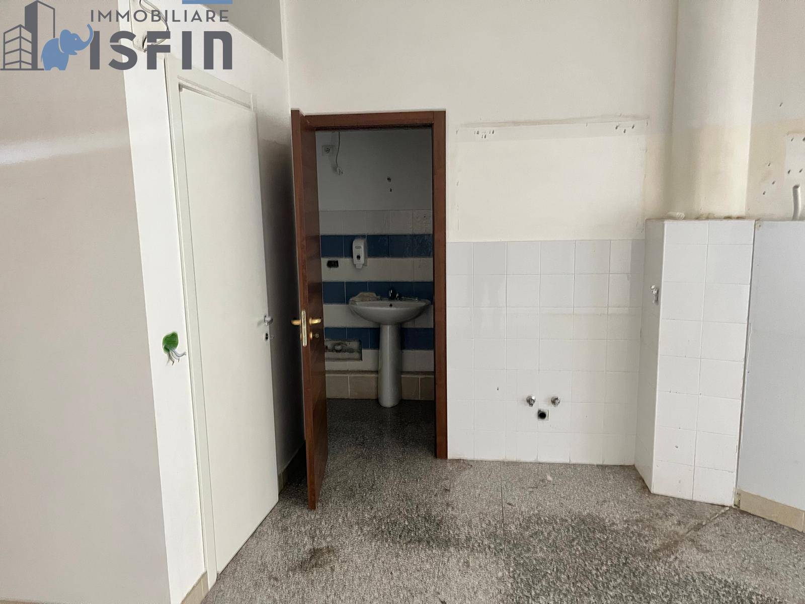 Locale commerciale in affitto a Rende, Commenda