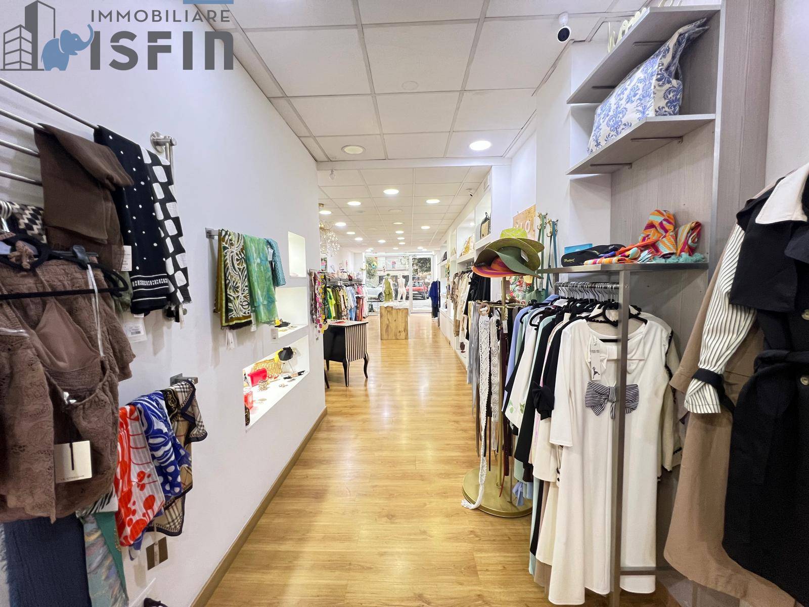 Locale commerciale in vendita a Cosenza, Centro