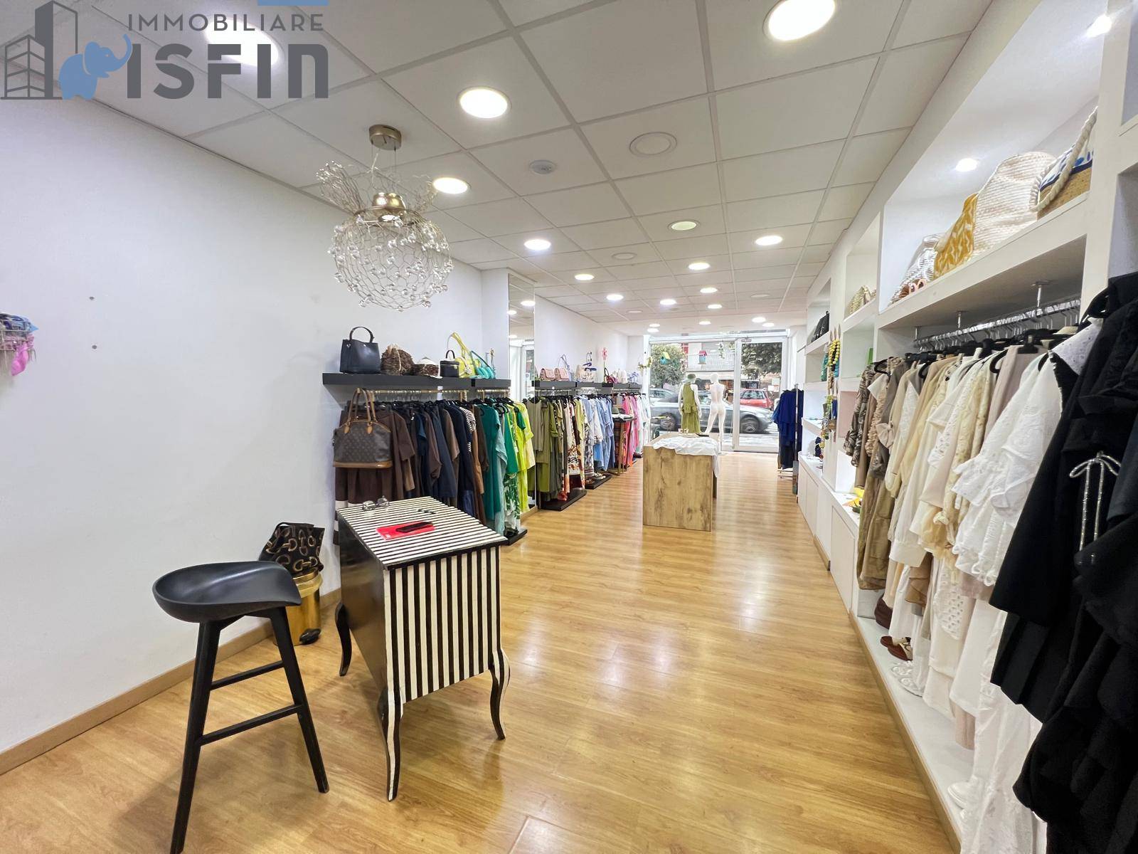 Locale commerciale in vendita a Cosenza, Centro