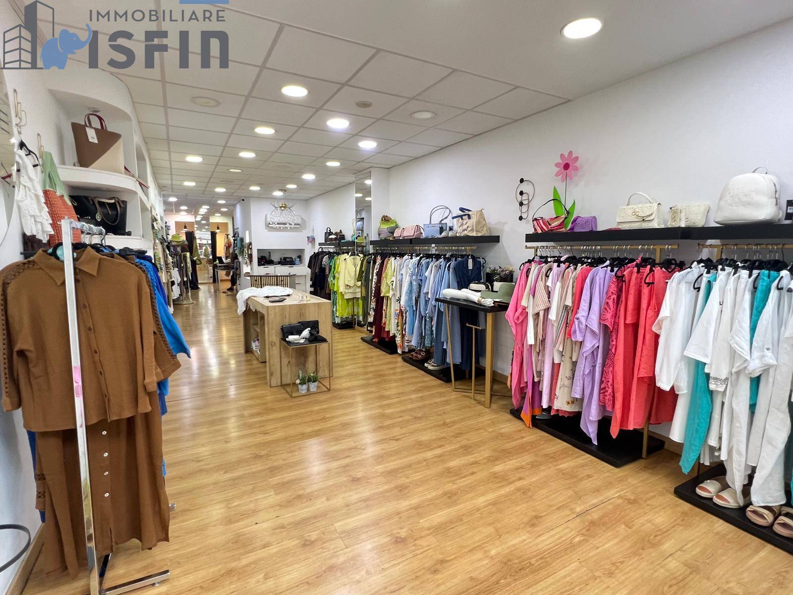 Locale commerciale in vendita a Cosenza, Centro