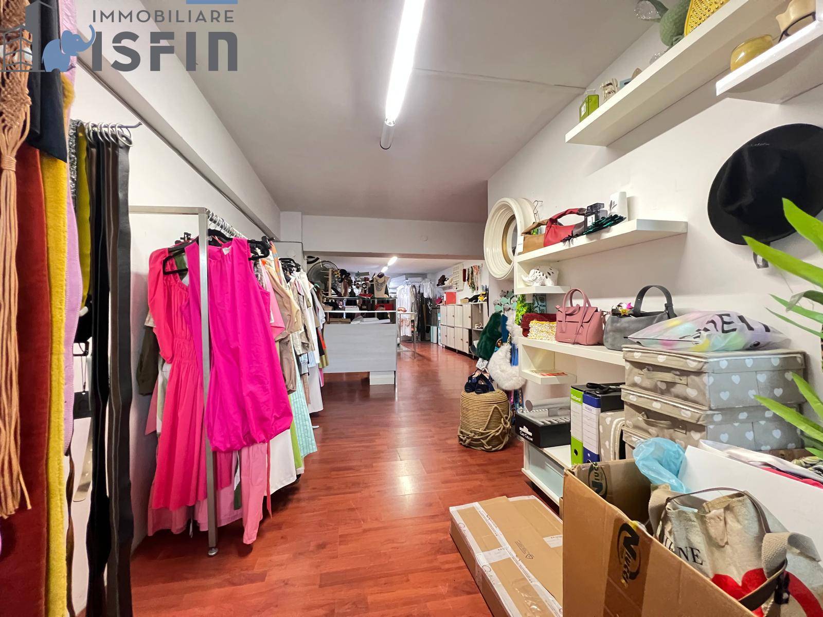 Locale commerciale in vendita a Cosenza, Centro