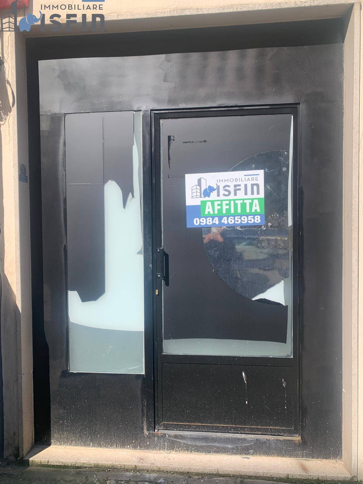 Locale commerciale in affitto a Cosenza, Centro