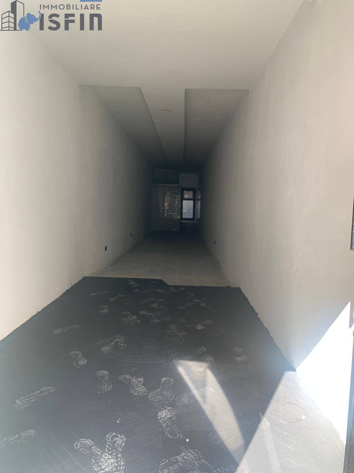 Locale commerciale in affitto a Cosenza, Centro