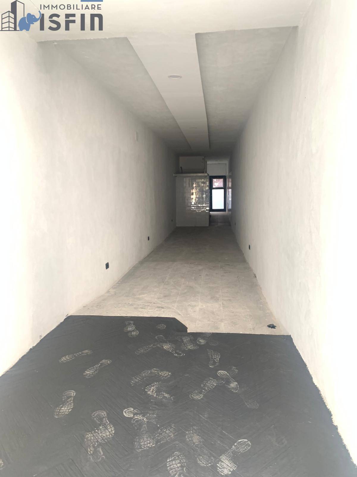 Locale commerciale in affitto a Cosenza, Centro