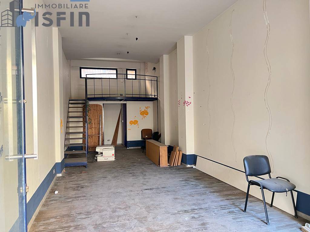 Locale commerciale in vendita a Cosenza, Centro