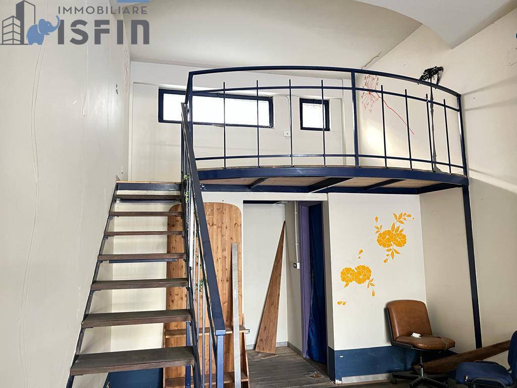 Locale commerciale in vendita a Cosenza, Centro