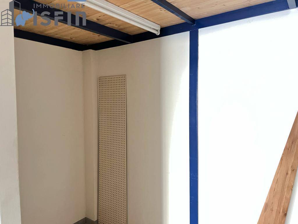 Locale commerciale in vendita a Cosenza, Centro