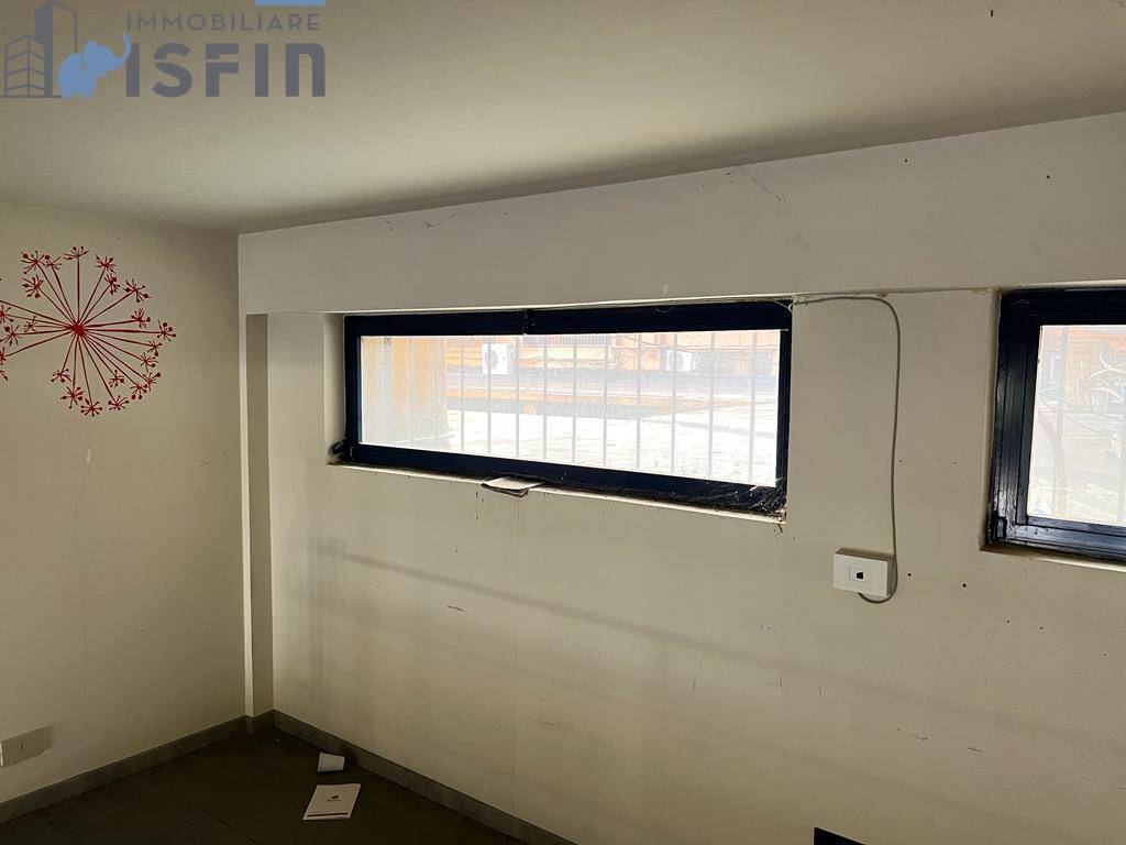 Locale commerciale in vendita a Cosenza, Centro