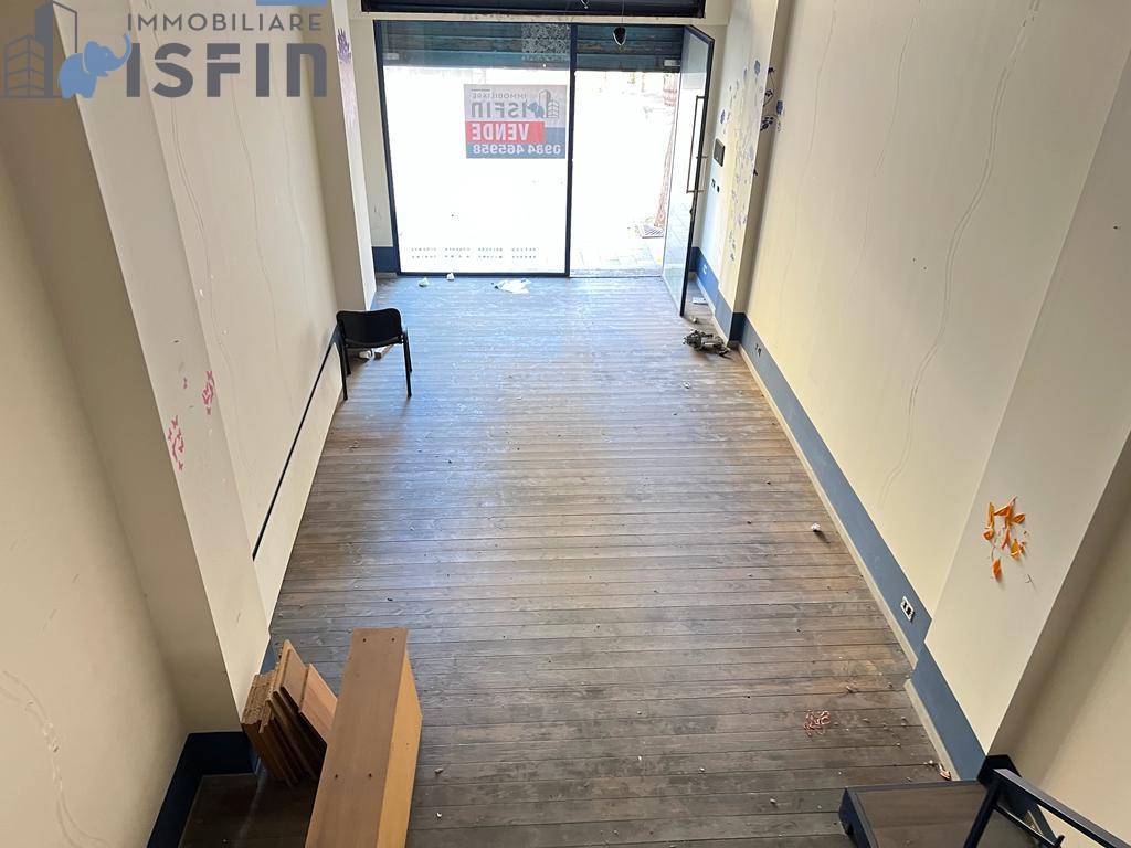 Locale commerciale in vendita a Cosenza, Centro