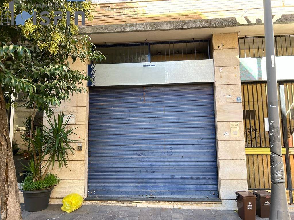 Locale commerciale in vendita a Cosenza, Centro