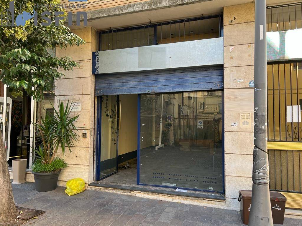 Locale commerciale in vendita a Cosenza, Centro