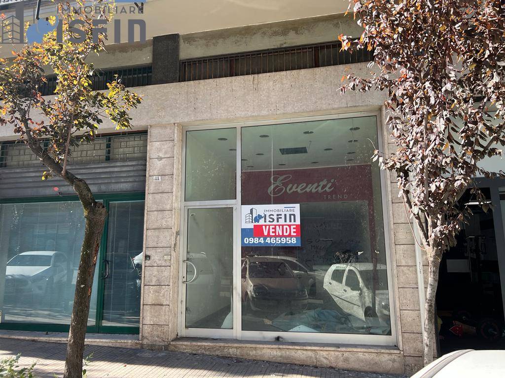 Locale commerciale in vendita a Cosenza, Centro