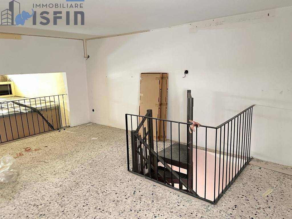 Locale commerciale in vendita a Cosenza, Centro