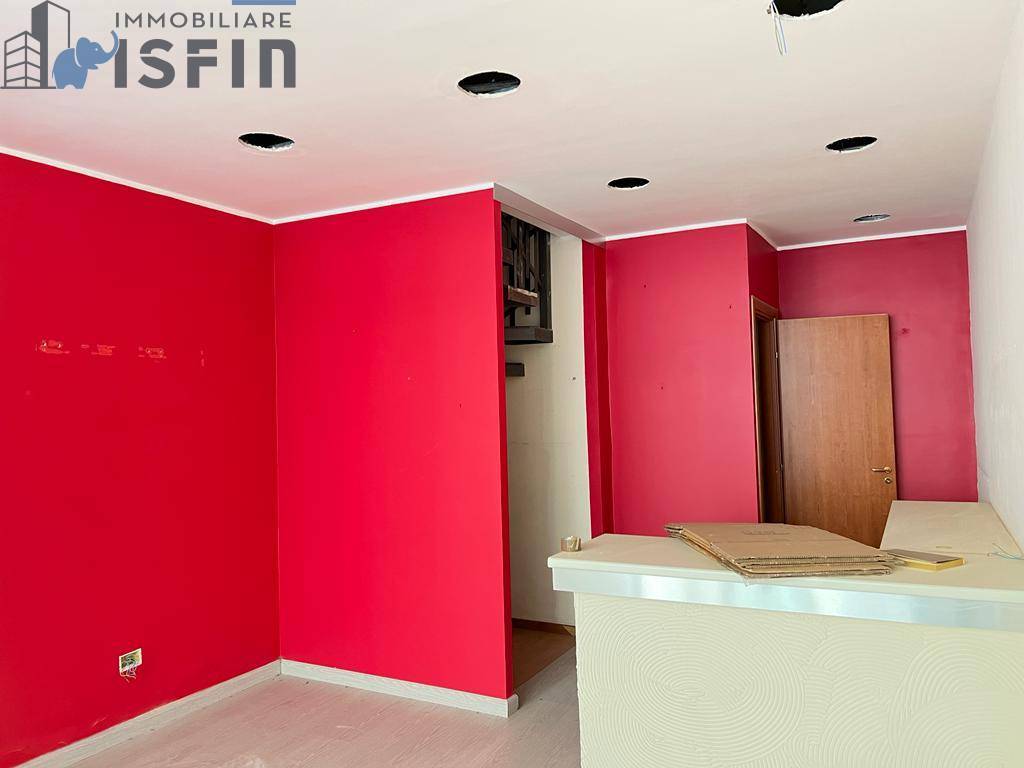 Locale commerciale in vendita a Cosenza, Centro