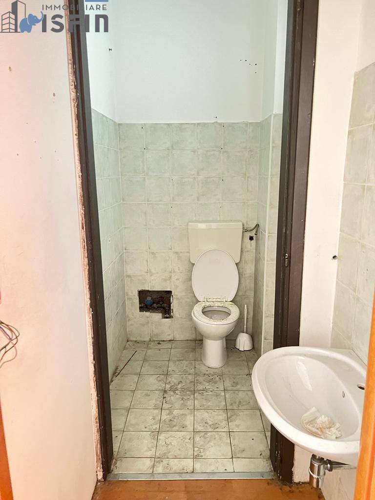 Locale commerciale in vendita a Cosenza, Centro