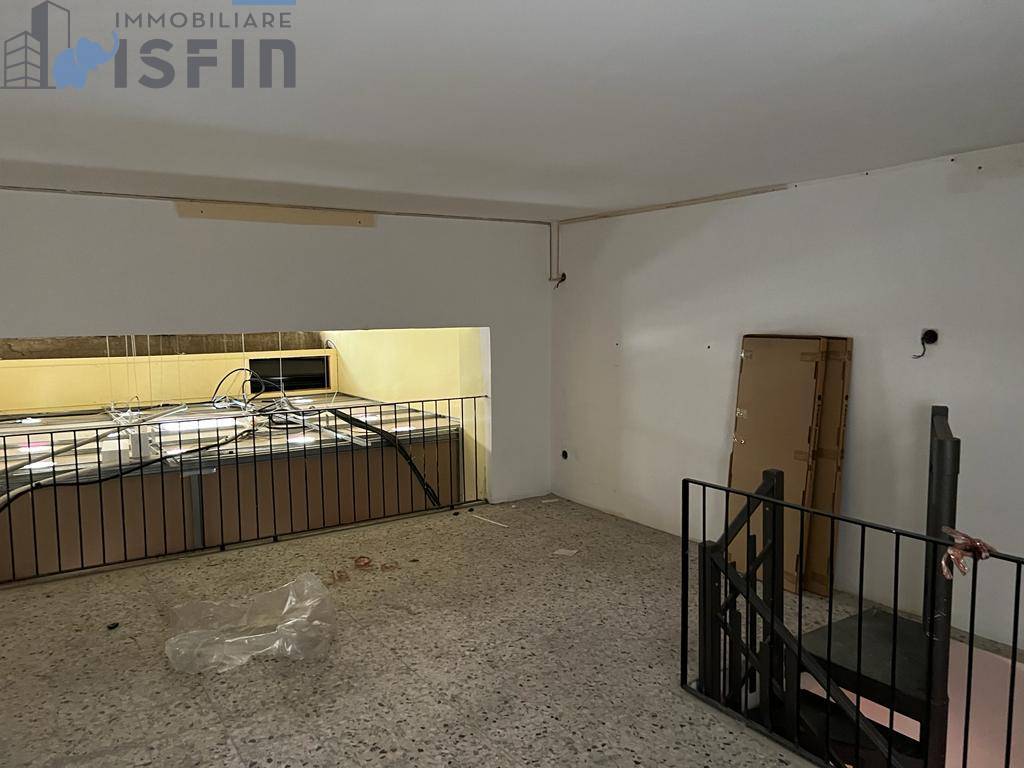 Locale commerciale in vendita a Cosenza, Centro