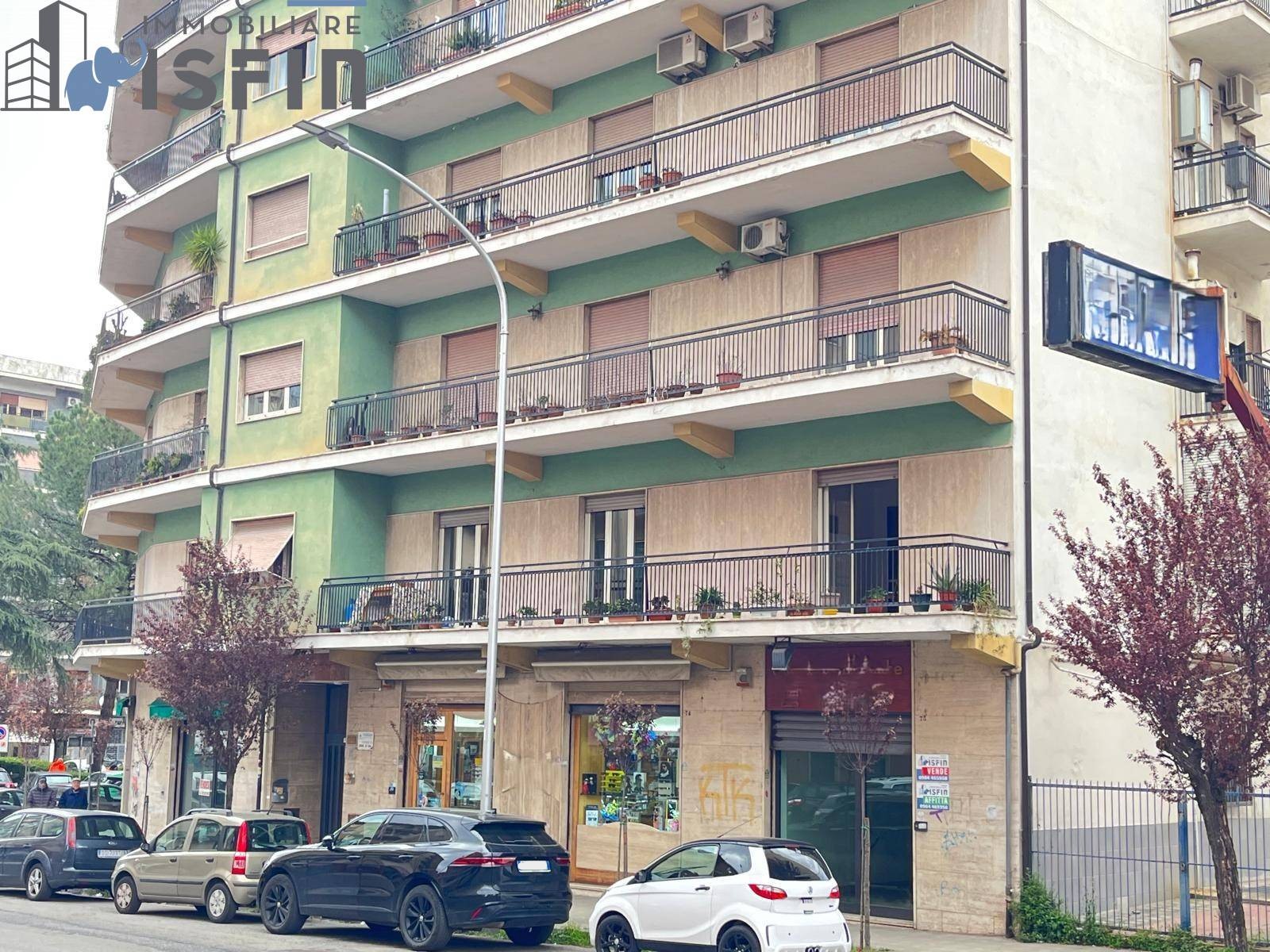 Locale commerciale in vendita a Cosenza, Centro