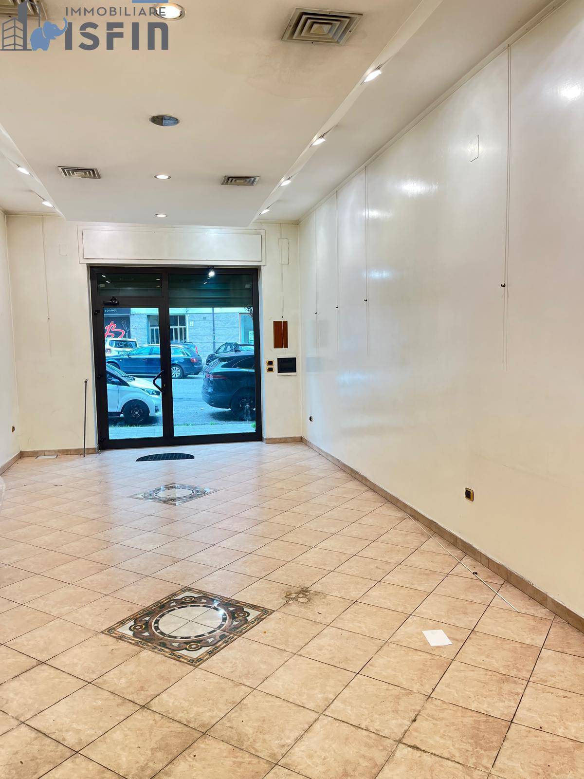 Locale commerciale in vendita a Cosenza, Centro