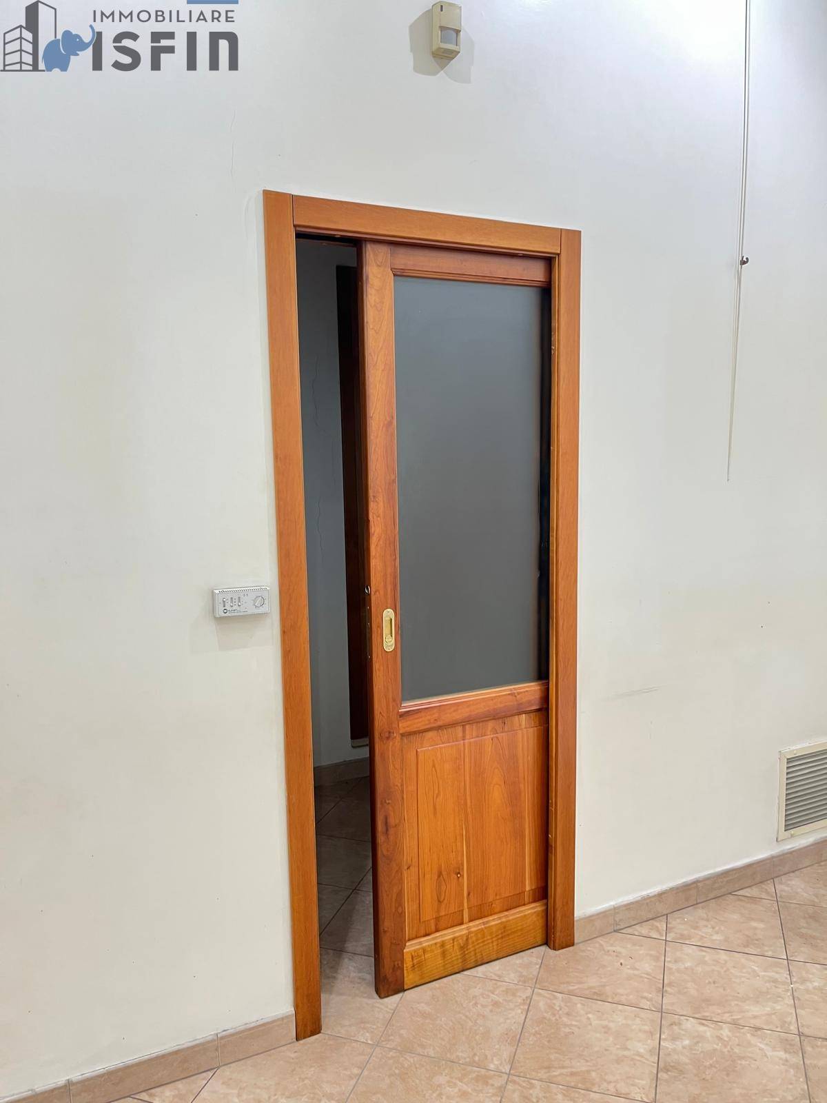 Locale commerciale in vendita a Cosenza, Centro