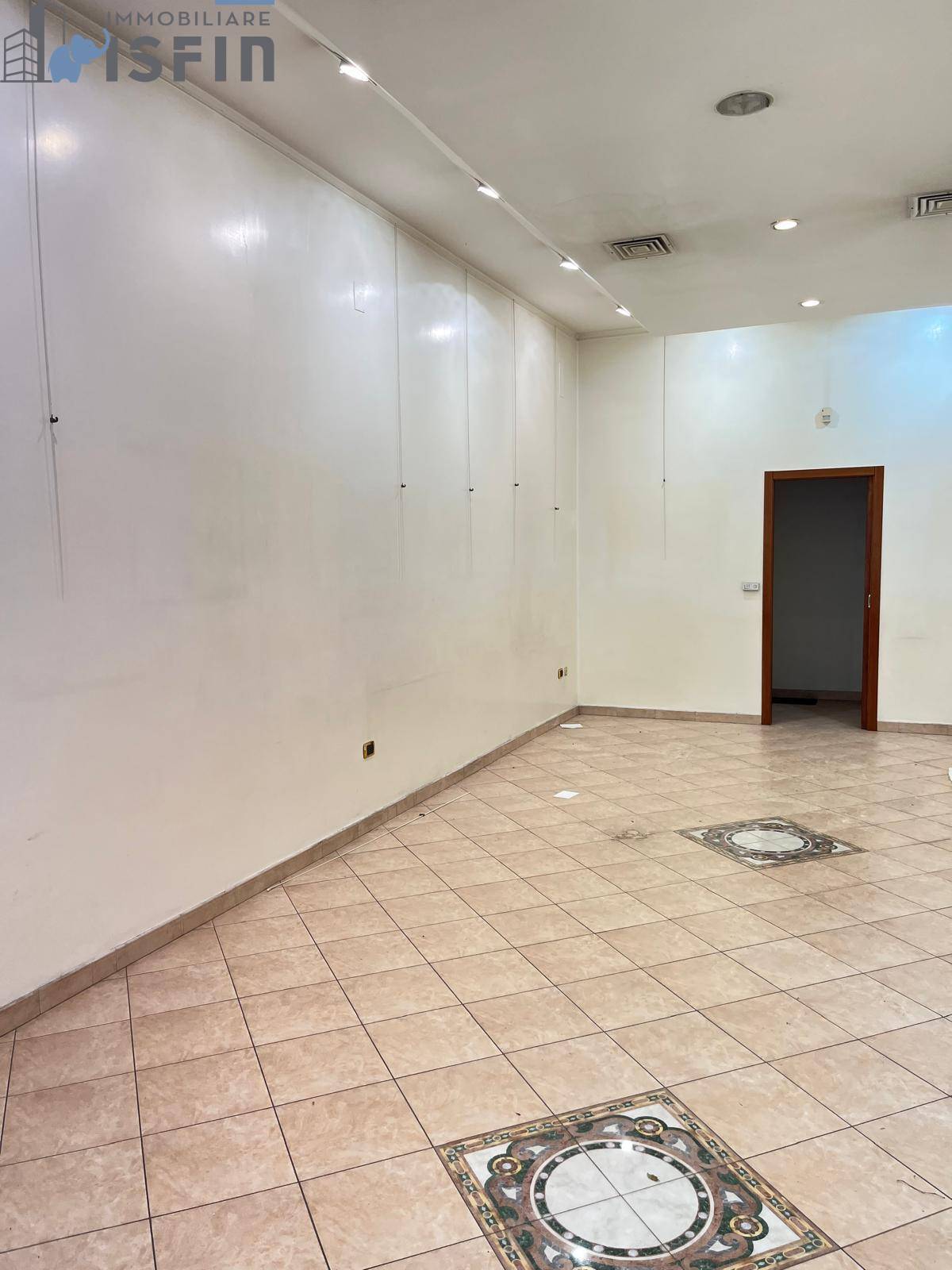 Locale commerciale in affitto a Cosenza, Centro