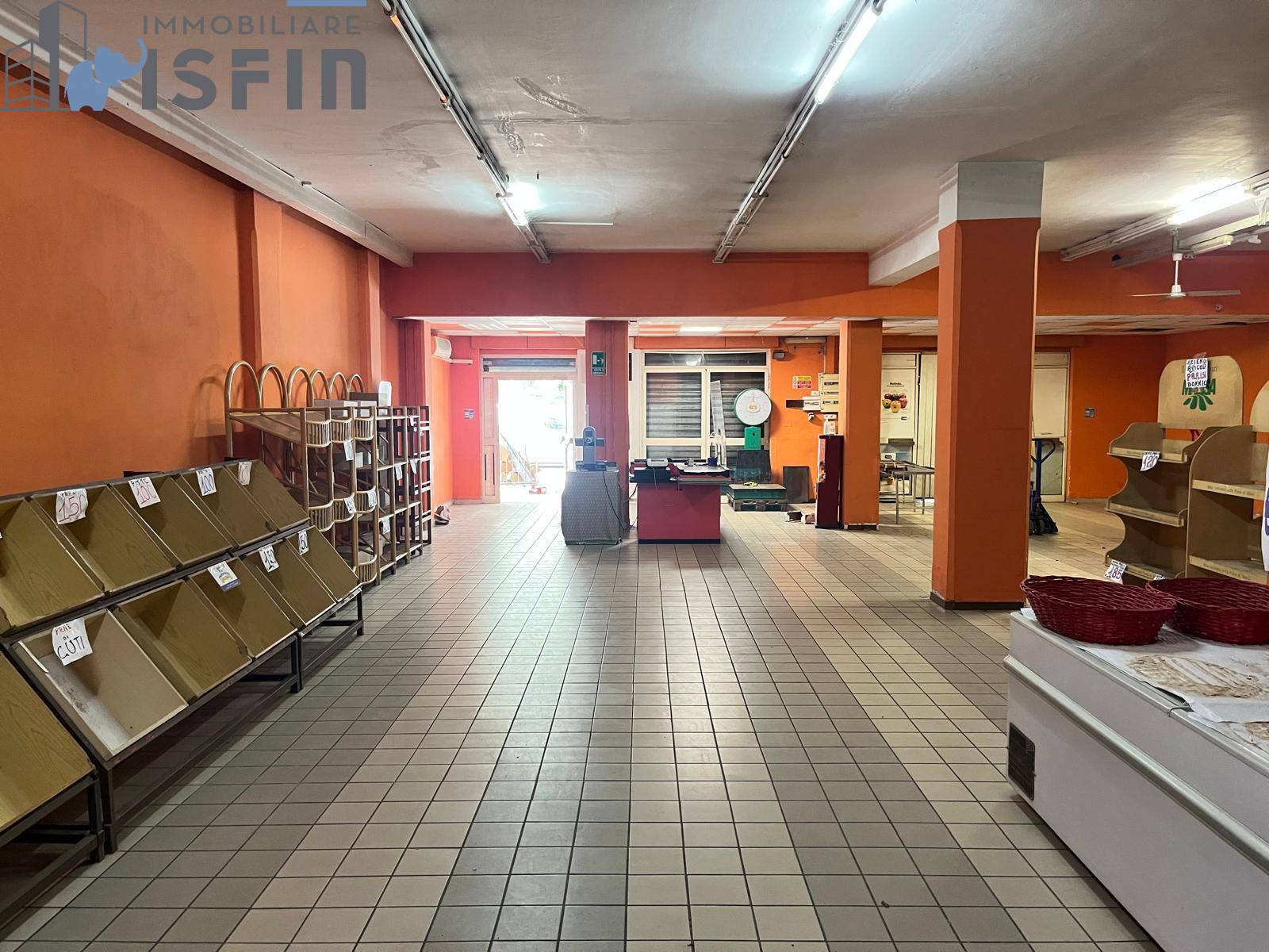 Locale commerciale in vendita a Cosenza, Centro