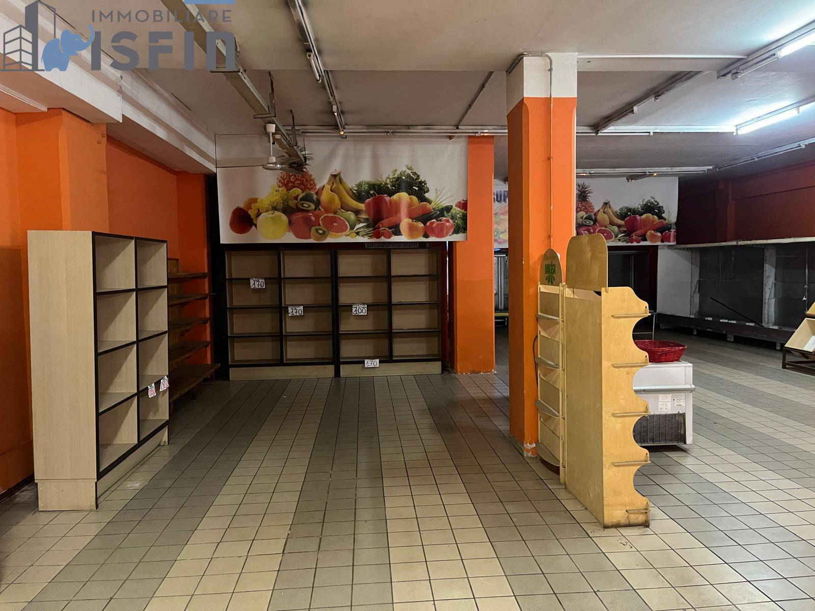 Locale commerciale in vendita a Cosenza, Centro