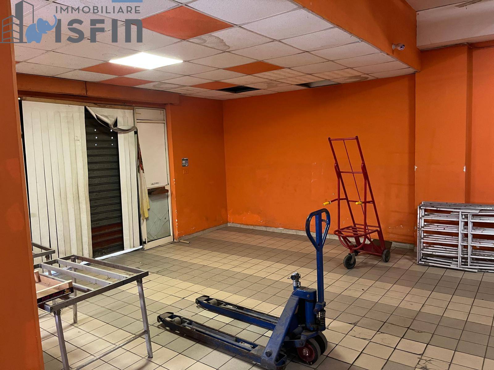 Locale commerciale in vendita a Cosenza, Centro
